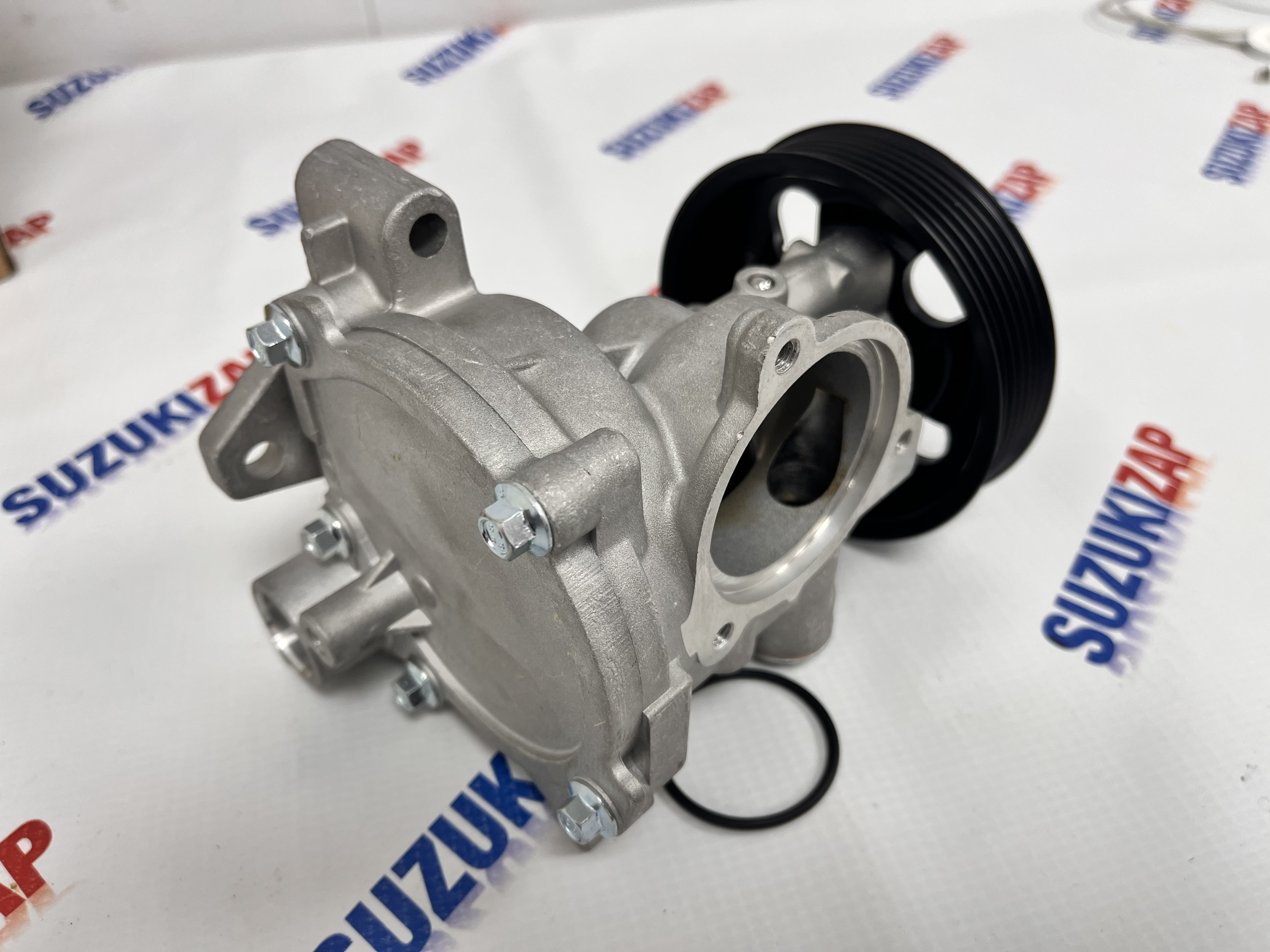 Помпа Suzuki Grand Vitara 2005-2015г.в. J24B Luzar